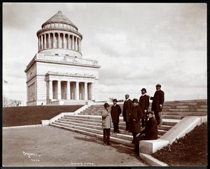 Syv afroamerikanske menn går bort fra Grants grav på Riverside Drive, New York, 1903 (sølv gelatintrykk)
